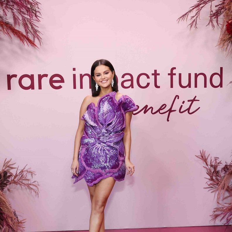 سيلينا غوميز تستوحي إطلالاتها في أحدث ظهور من الطبيعة..3 فساتين جديدة جعلتها حديث الجمهور