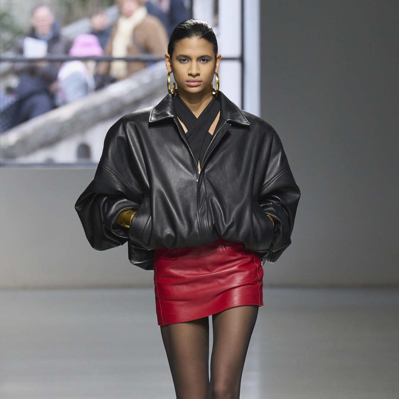 موضة التنانير الحمراء الجلدية لإطلالة تشع جاذبية