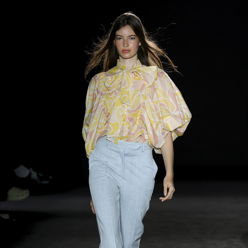 موضة السروال الأزرق الفاتح صيحة تبعد ملل الشتاء