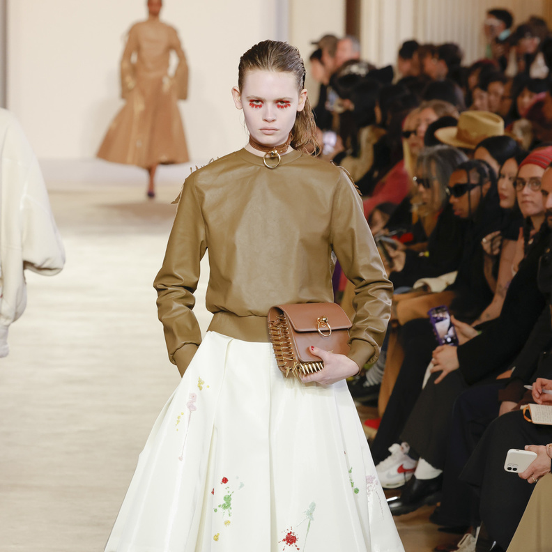 موضة التنانير البيضاء تتخطى التقاليد بقصاتها وأقمشتها المقبلة