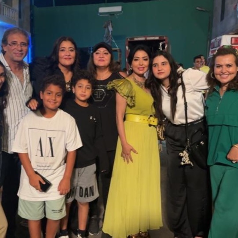 أبطال فيلم الإسكندراني يحتفلون بعيد ميلاد المخرج خالد يوسف