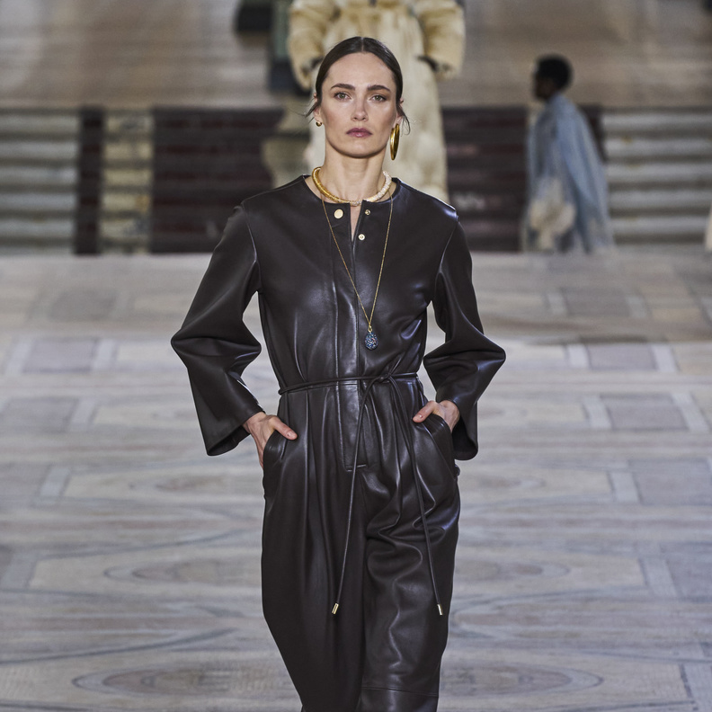 موضة الجمبسوت الجلدي صيحات جريئة ومناسبة لذوقك