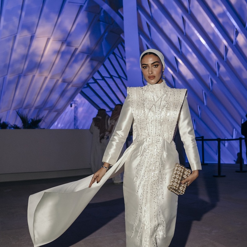 إطلالات متفردة باللونين الأبيض والأسود تألقت بها النجمات خلال أسبوع الرياض للموضة..شاهدي اختياراتهن الأنيقة