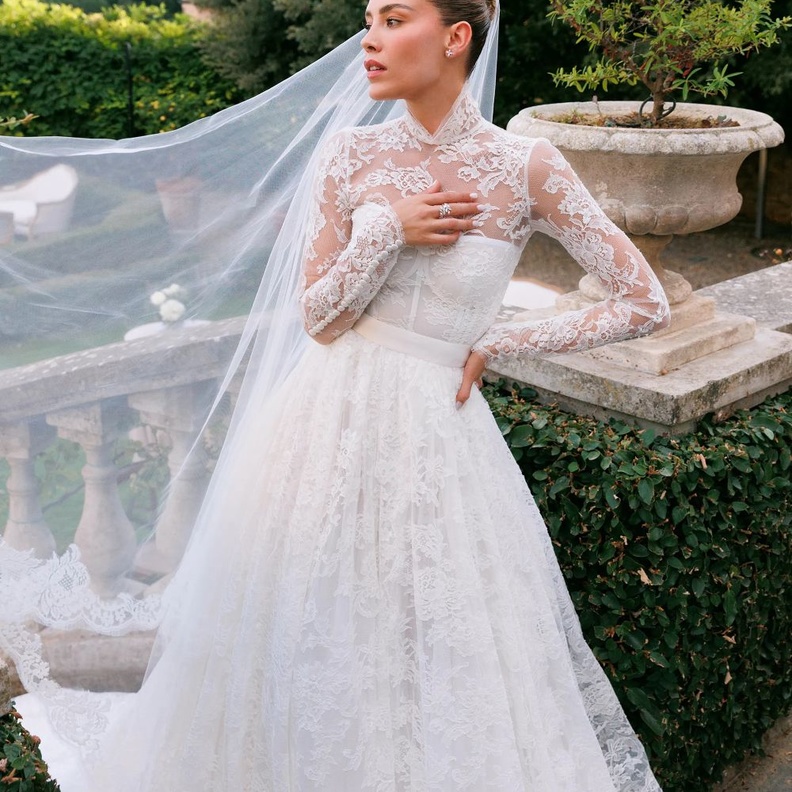 شاهدي إطلالة البلوجر Michelle Salas يوم زفافها الأسطوري...التي زيّنتها بمجوهرات فاخرة من دار تيفاني أند كو