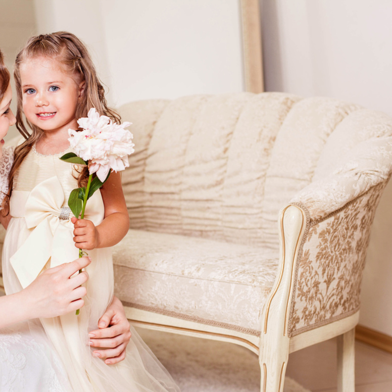 إطلالة الفتيات الصغيرات في الزفاف