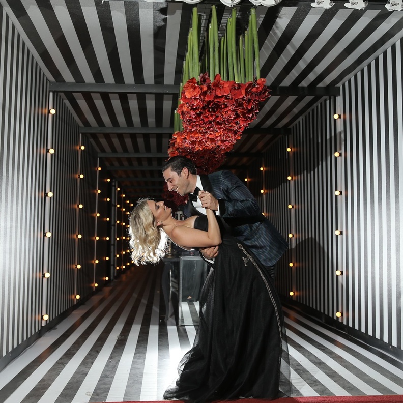 العروسان في أجواء السيرك الاحتفالية