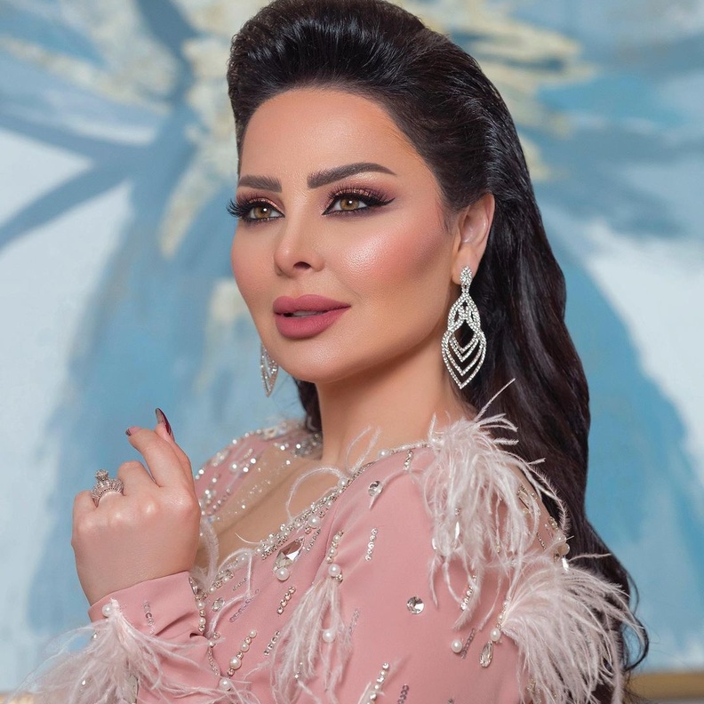 ديانا كرزون بالمكياج الوردي