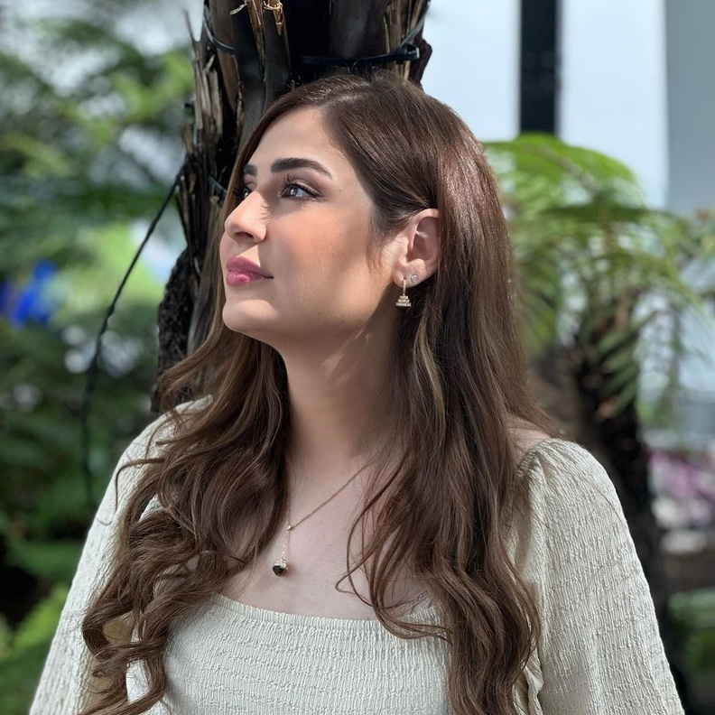 رؤى الصبان تطبق خلطة سهلة للعناية بشعرها