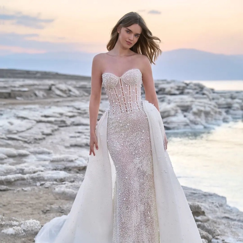 عروس 2024 جريئة ومميزة في اليوم الأخير من اسبوع الموضة العرائسي في نيويورك