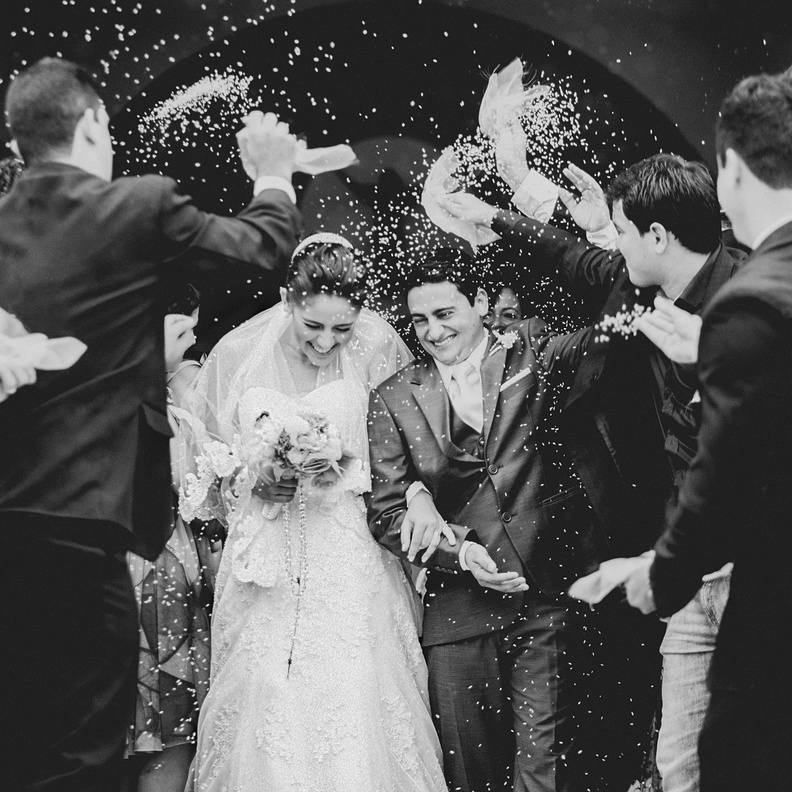 رمي الأرز على العروسين عادة قديمة