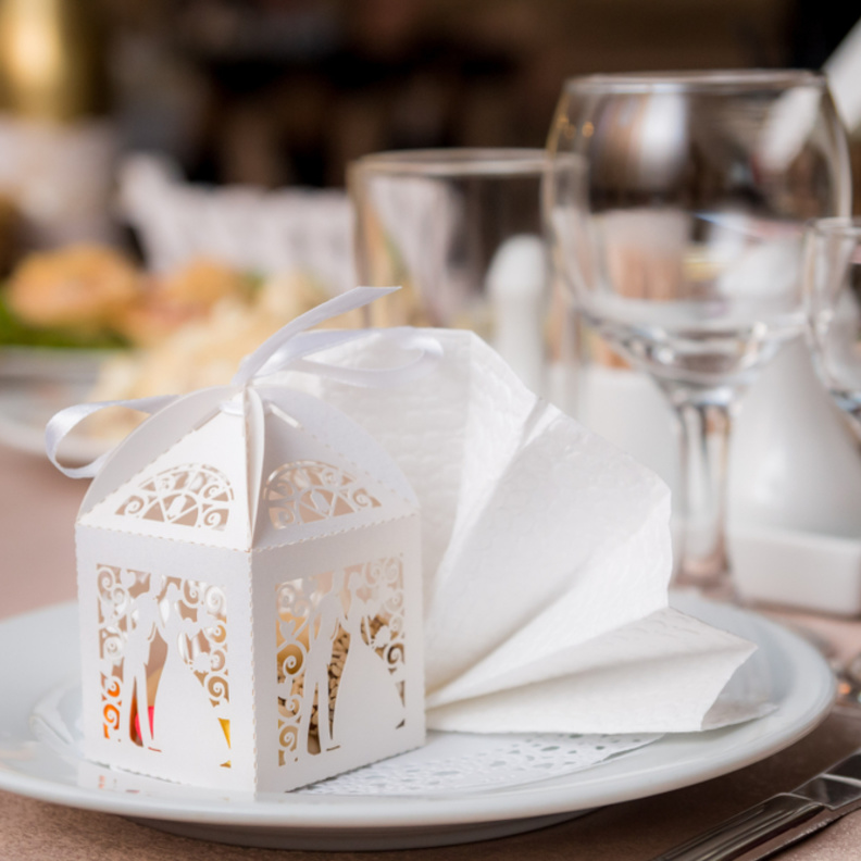 أفكار توزيعات مميزة وبسيطة للزفاف تتناسب مع الحفل