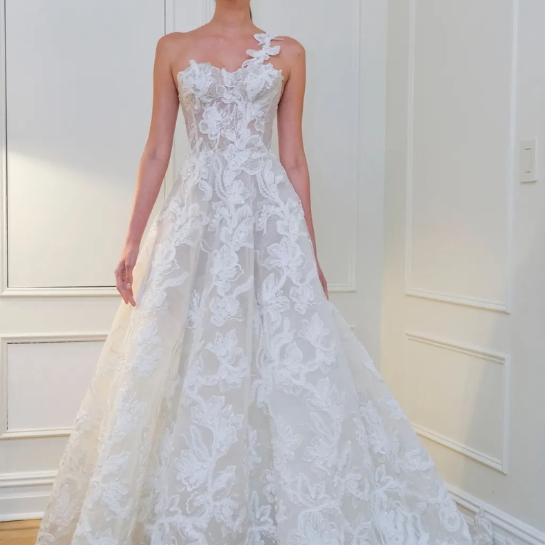 للعروس الرومانسية اجمل موديلات فساتين الزفاف بكتف واحد  