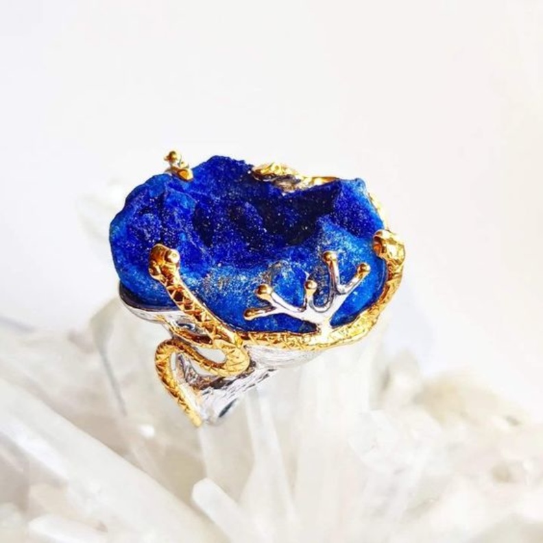 لماذا تُدعى الأزوريت بجوهرة البحر المتوسط؟