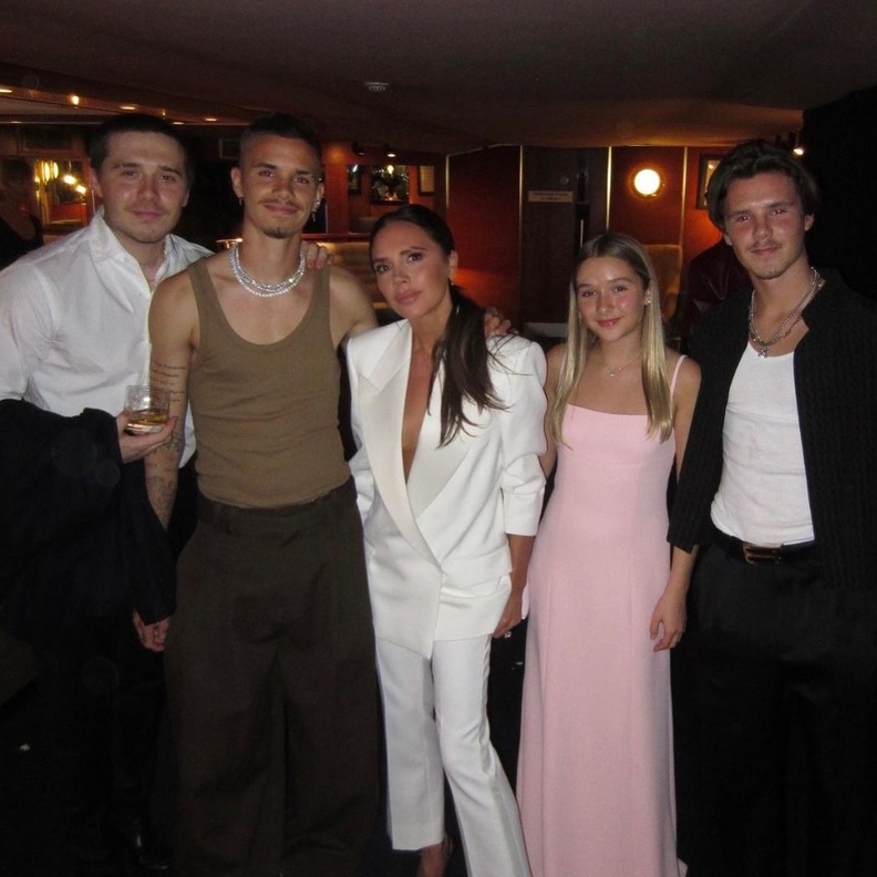 لحظات عائلية لفيكتوريا بيكهام بأحدث ظهور..كيف تفردت بأسلوبها عن باقي فتيات أسرتها في العرض الخاص لـ"Beckham"؟