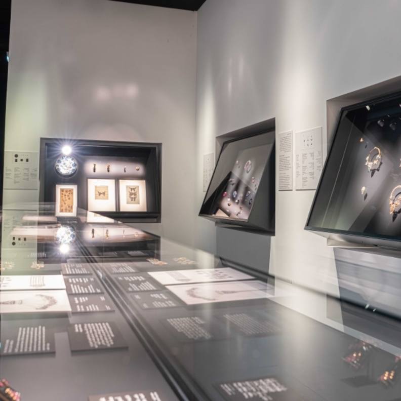 متحف اللوفر أبوظبي يفتتح معرض "كارتييه الفنّ الإسلامي ومنابع الحداثة" أمام الجمهور