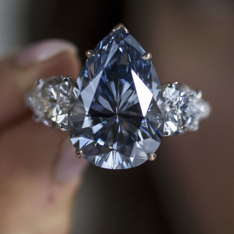 أسبوع كريستيز للفخامة يحقق 140 مليون دولار وألماسة بلو رويال نجمة الحدث