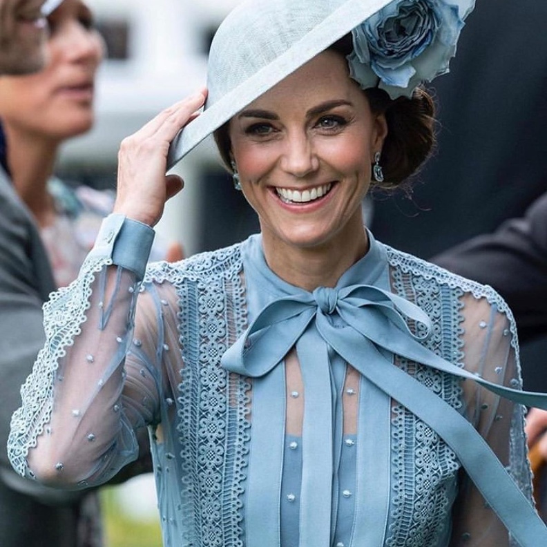 مجوهرات سيدات العائلة المالكة البريطانية المرصّعة بالسترين والتوباز