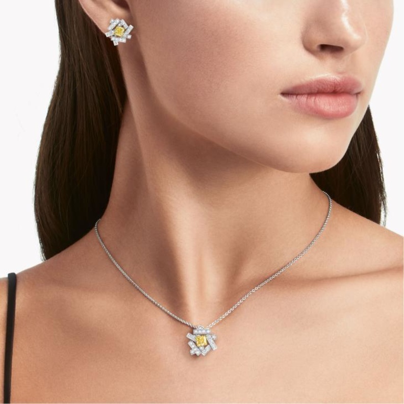 أقراط أذن مرصعة بالألماس الأصفر والأبيض من غراف Graff 