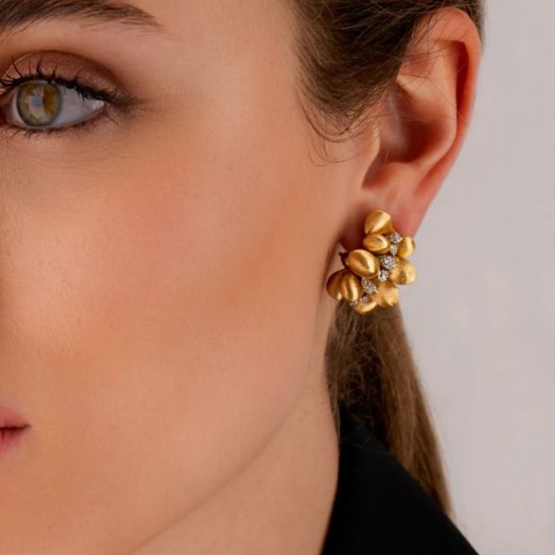 أقراط أذن مرصعة بالألماس من نانيس Nanis 