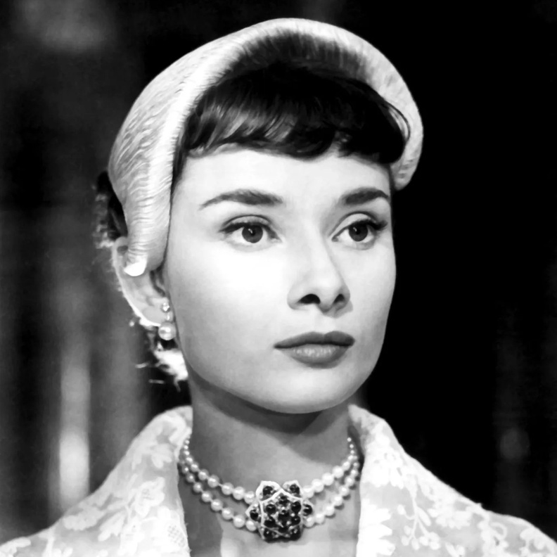 عقد أودري هيبورن من اللؤلؤ من فيلم Roman Holiday يتألق في مزاد كريستيز جنيف