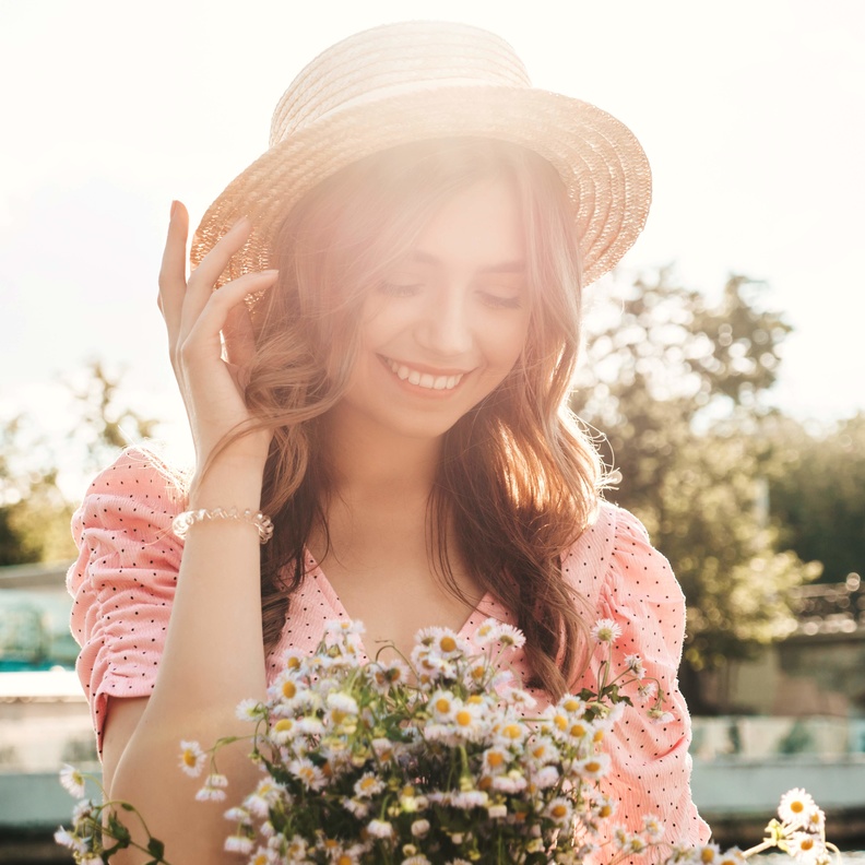 الأنوثة تلفت الأنظار وتظهرك في أبهى صورة وقوة الشخصية تبهر العقول وتجعل الرجال ينحون لك احتراماً