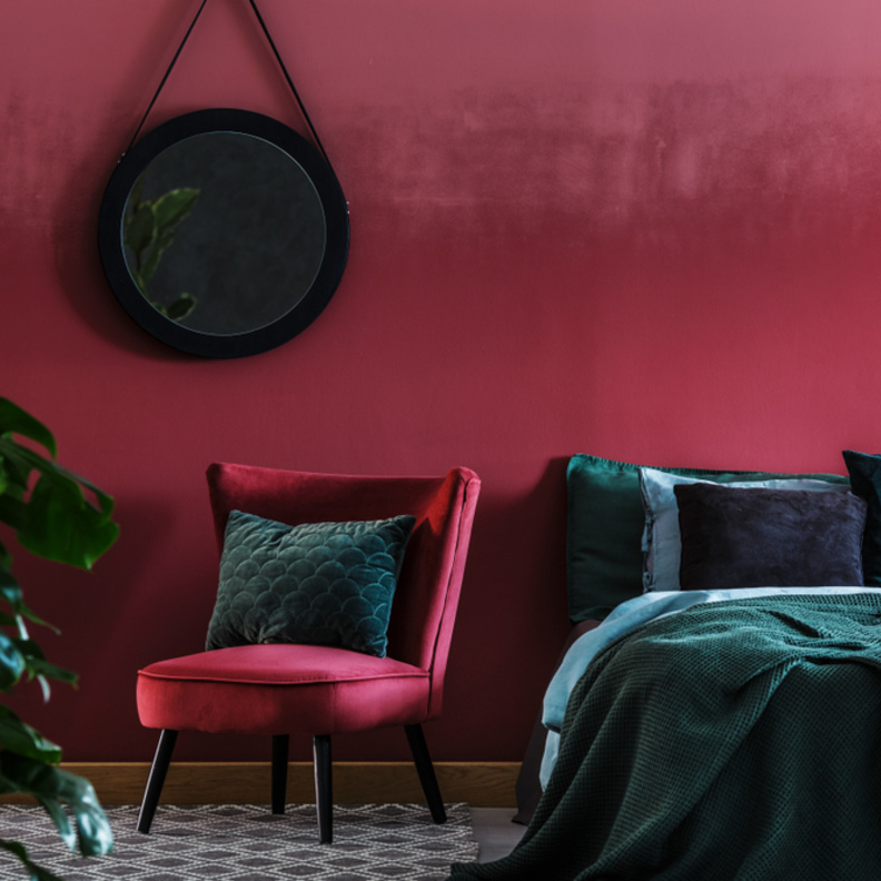 البرغندي يتناسب بشكل جيد مع درجات الألوان الجوهرية مثل الأخضر الزمردي