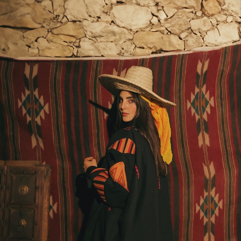 الجبة من دار التصميم السعودية دار قرمز 