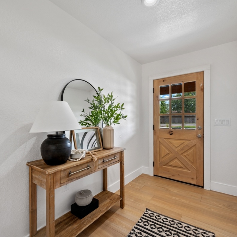 6 قواعد اتبعيها لتعزيز الضوء في مدخل المنزل الصغير والمظلم