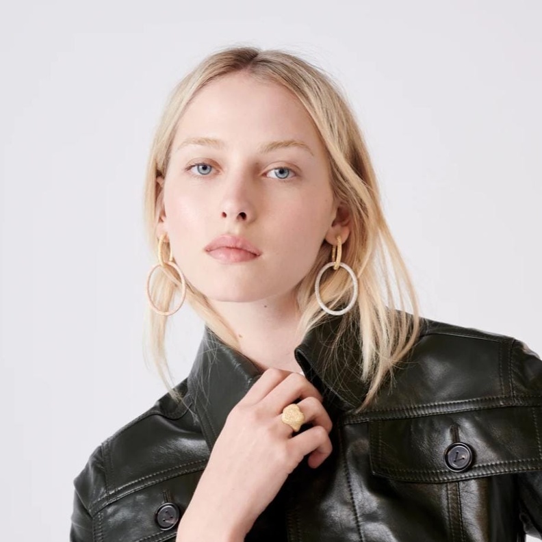 تأثير المجوهرات على الإطلالة اليومية