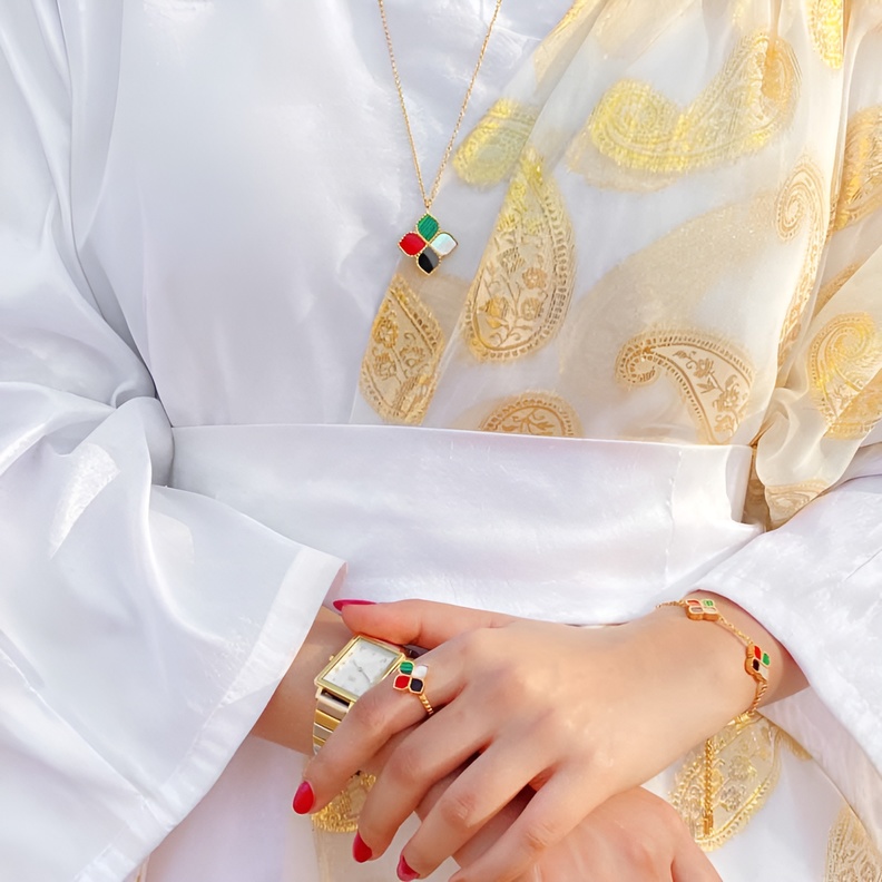 تصاميم مجوهرات بألوان العلم الاماراتي لتتألقي في هذا اليوم الوطني المميز 