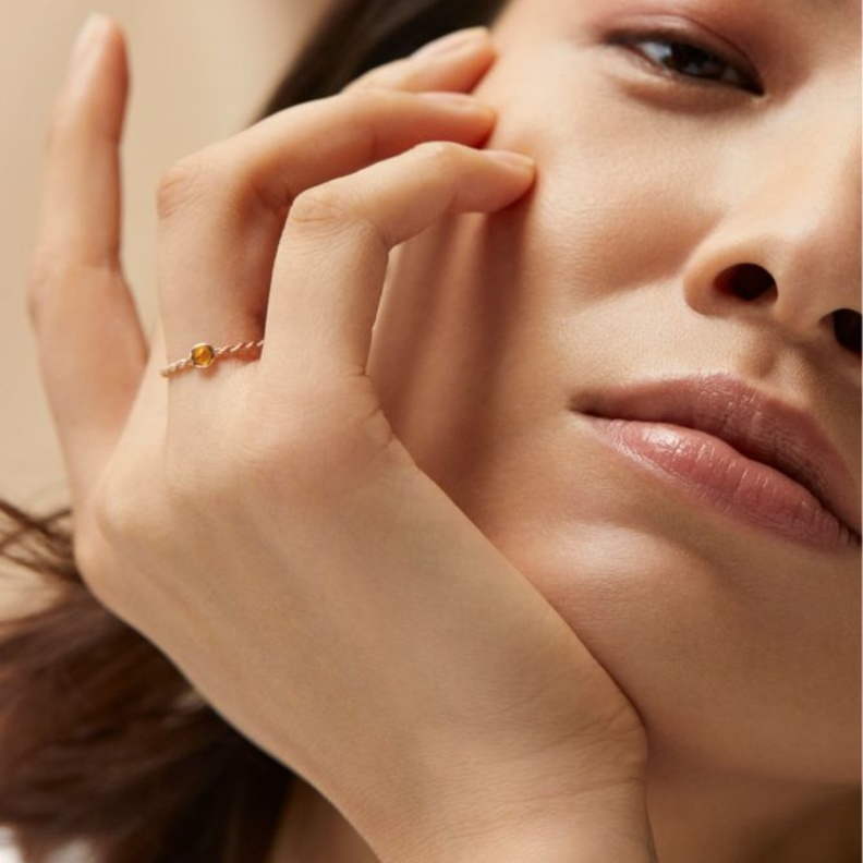 خاتم ناعم مرصع بالسترين من مونيكا فينايدر Monica Vinader 