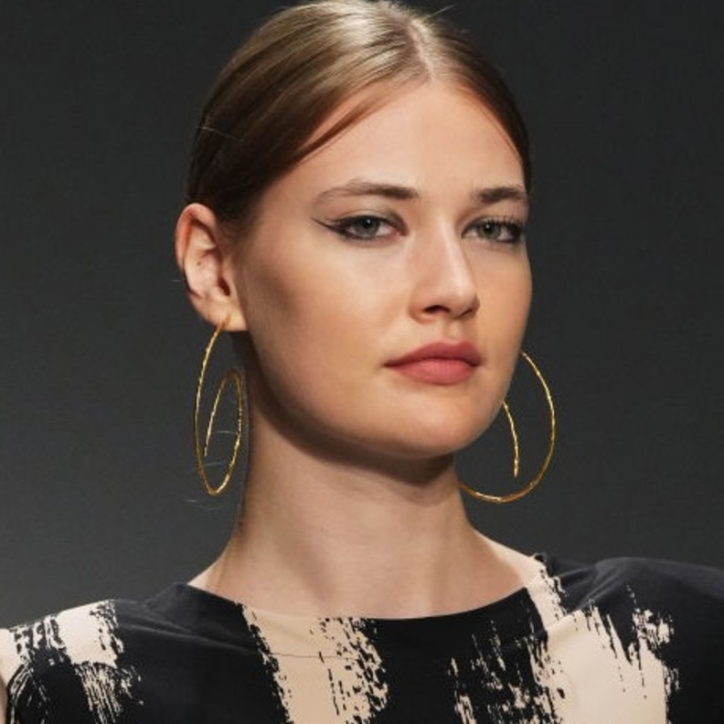 أخطاء مكياج تجعل بشرتك تبدو cakey ..فكيف تتفادينها؟