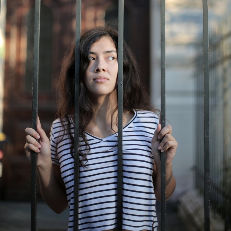 الاغتراب النفسي سجّن تضّيع فيه حياة المرأة... ماهو وكيف يُمكن الخروج منه؟