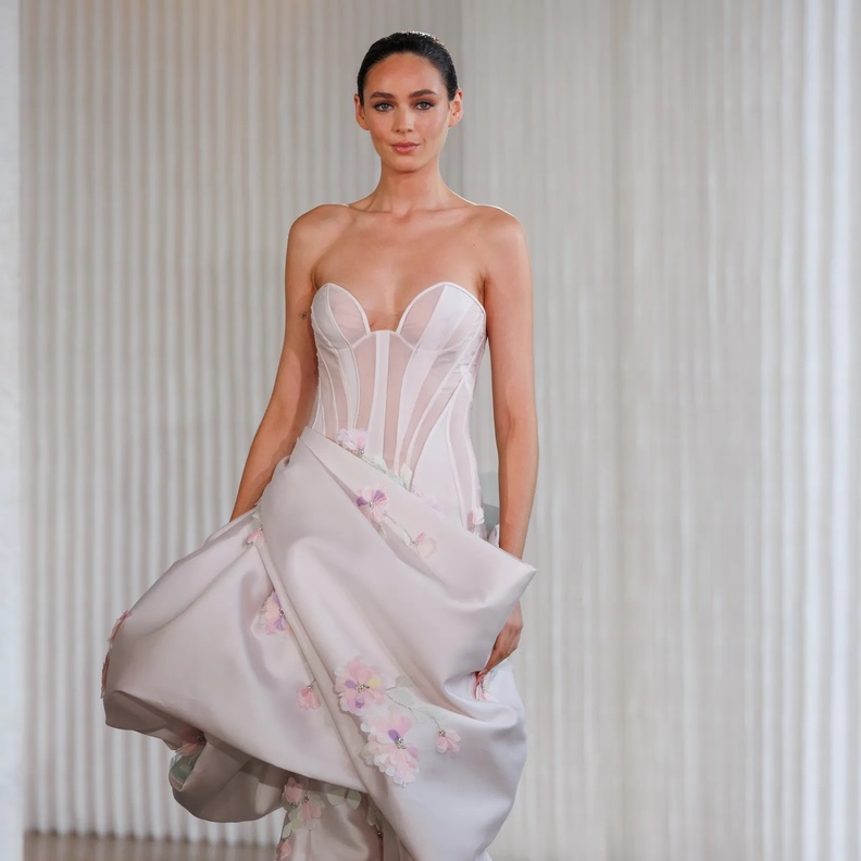 فساتين زفاف مزينة بالورود@inesdisanto