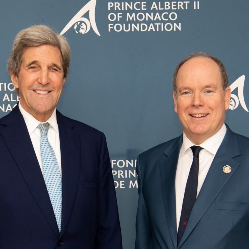 كيف ساهم الأمير ألبرت الثاني في حماية البيئة من خلال مؤسسته الخيرية؟