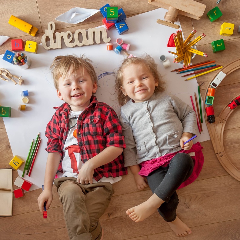 لتحقيق تطور الأطفال العقلي والجسدي والنفسي يجب اختيار ألعابهم بعناية