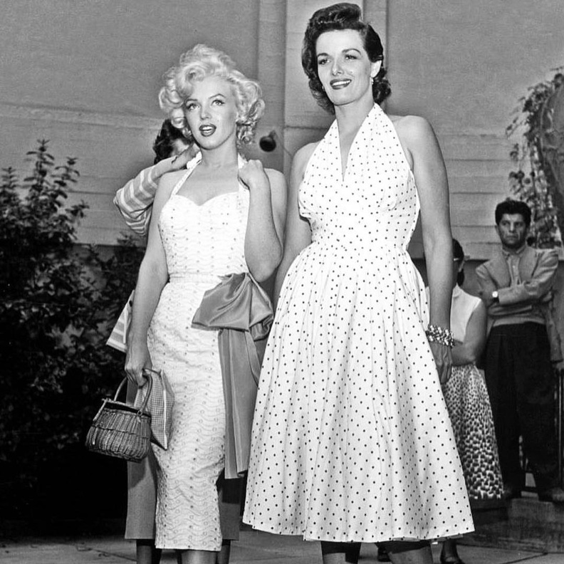 ماريلين مونرو وجين راسل في فساتين منقطة أنيقة
