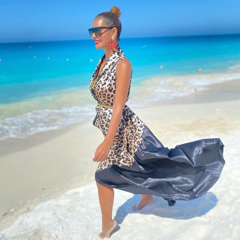 مي سليم بفستان تايغر يناسب الشواطئ