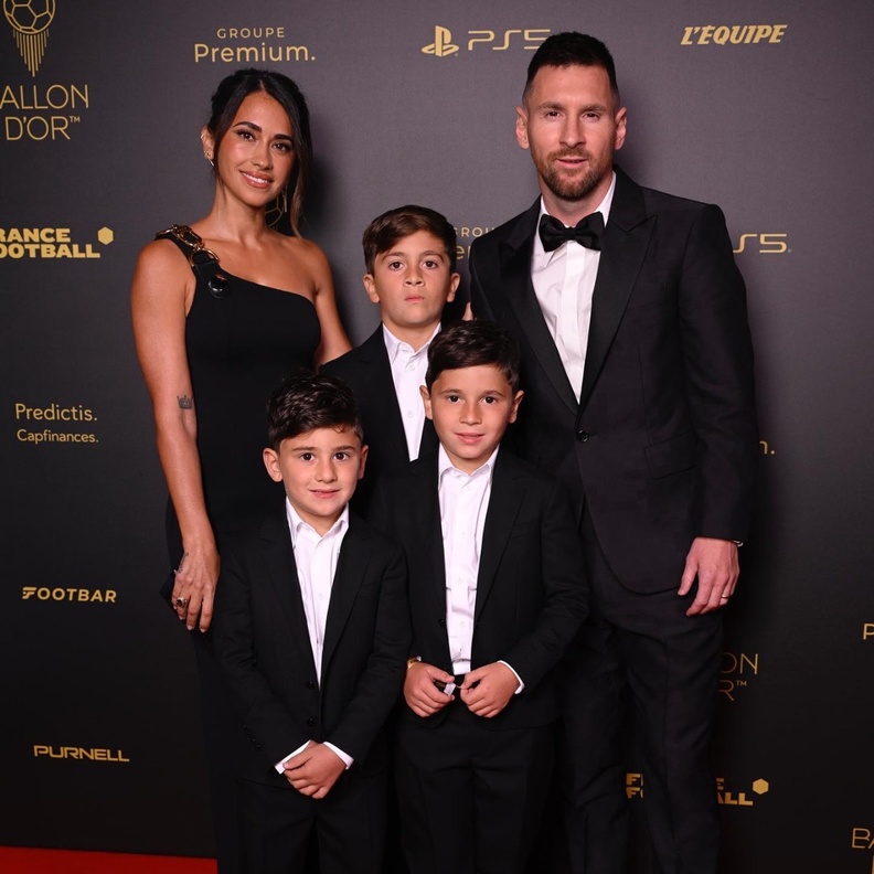 ميسي وزوجته انتونيلا يتألقان بمجوهرات من تيفاني اند كو ولويس فيتون خلال الحفل السنوي الـ67 لجائزة الكرة الذهبية