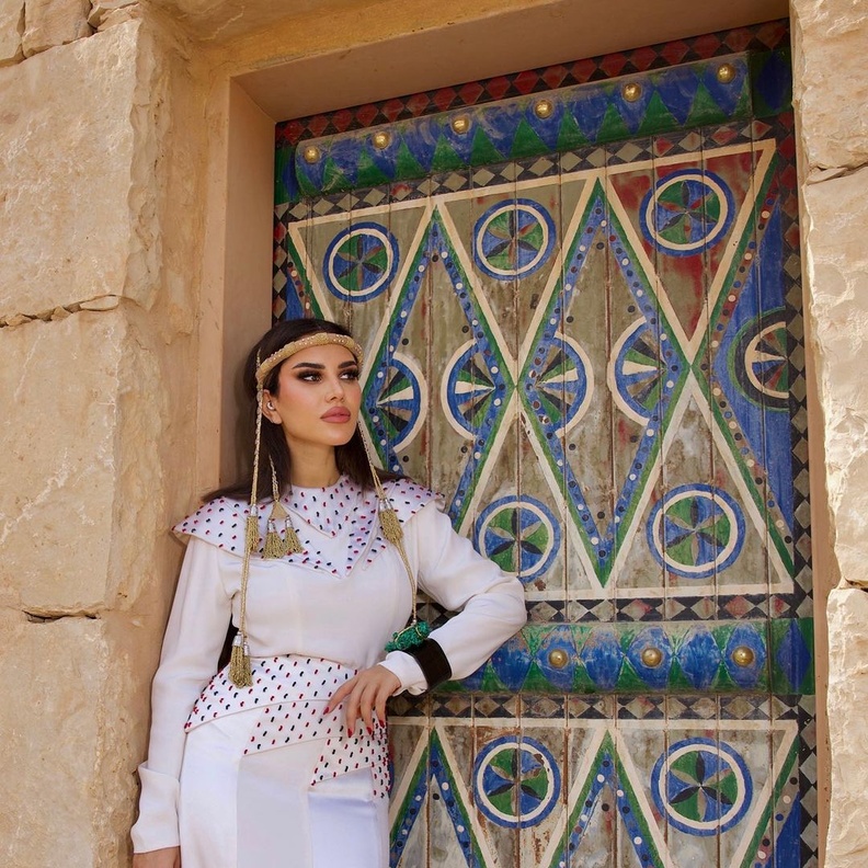 نجود الرميحي بغطاء للرأس