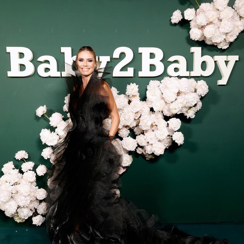 عاشقات الموضة يتنافسن بفساتين سهرة يغلب عليها الألوان الداكنة في حفل "Baby2Baby"..