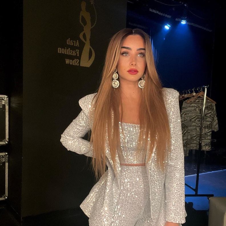 هنا الزاهد بإطلالة براقة