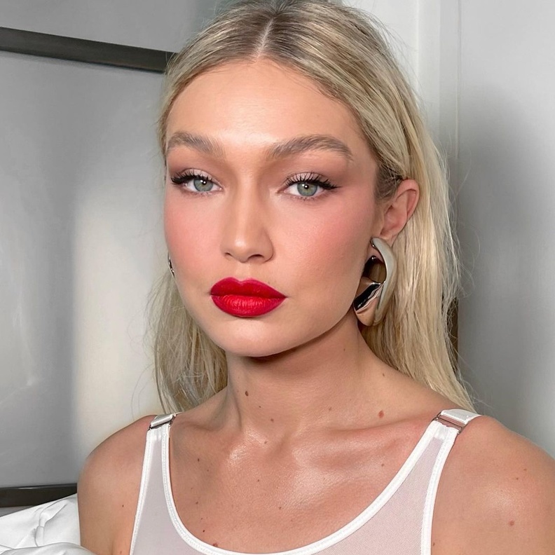 ألوان أحمر الشفاه المخملي القوي تجذب إهتمام النجمات العالميات