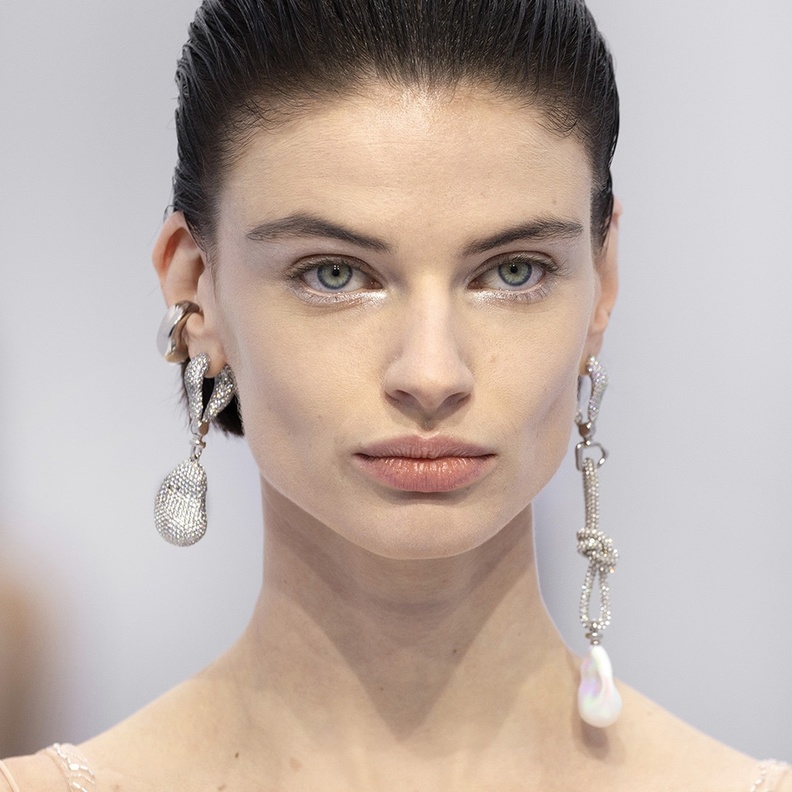 رسمات الكحل على الجفون السفلى عنوان الجرأة في المكياج