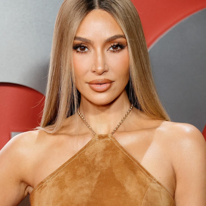 إطلالة كيم كارداشيان ترسّخ قواعد جمالية جديدة