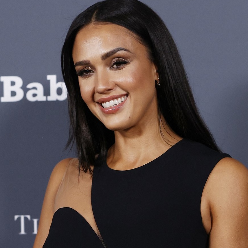 استلهمي من جيسيكا ألبا خطوات الحصول على بشرة صحية ومشرقة