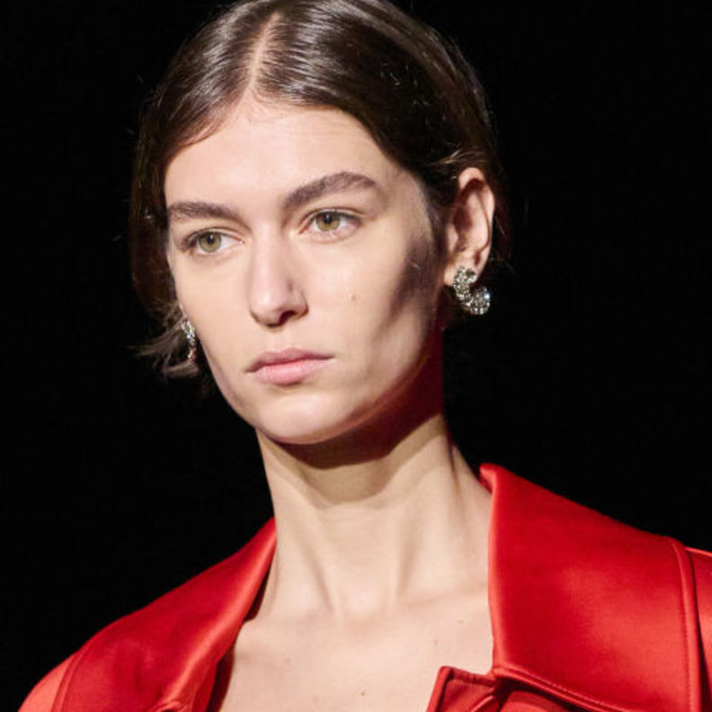 اكتشفي أقوى أنواع التقشير لتجديد فعّال للبشرة وتحسين مظهرها