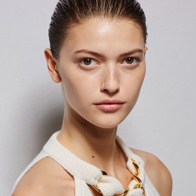 خطة جمالية ابدئيها من اليوم لتتألقي ببشرة ساطعة ونقية قبل نهاية العام