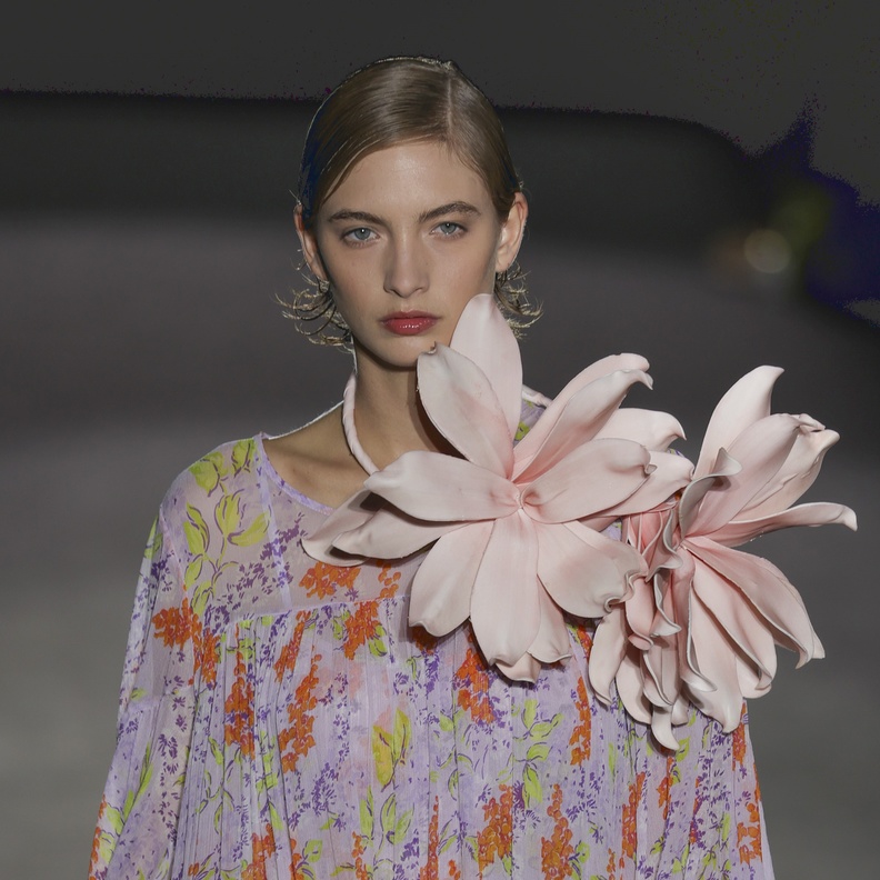 استقبلي موسم الأعياد المقبل بنفحات متجددة وأنثوية مع خياراتنا من أجدد العطور