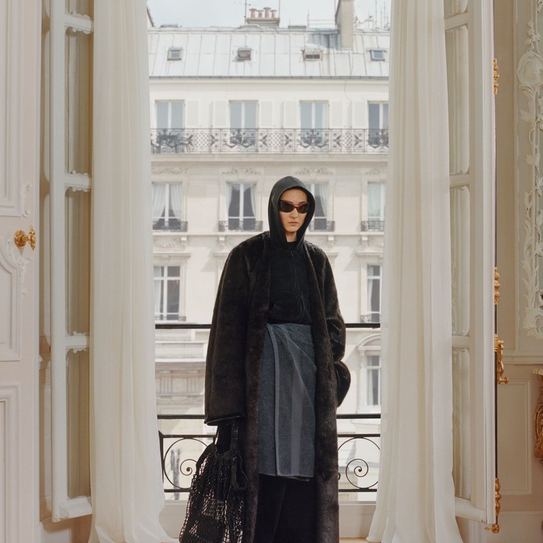 تنورة Balenciaga "المنشفة" تثير الجدل بتصميمها وسعرها